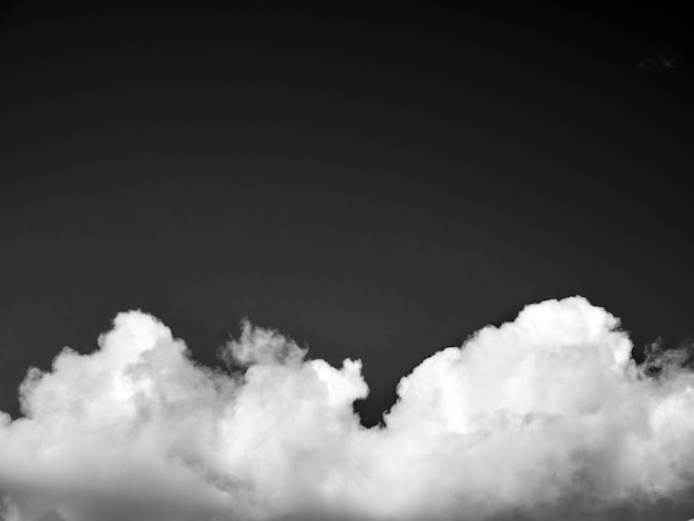 Nubes blancas y negras en el fondo del cielo