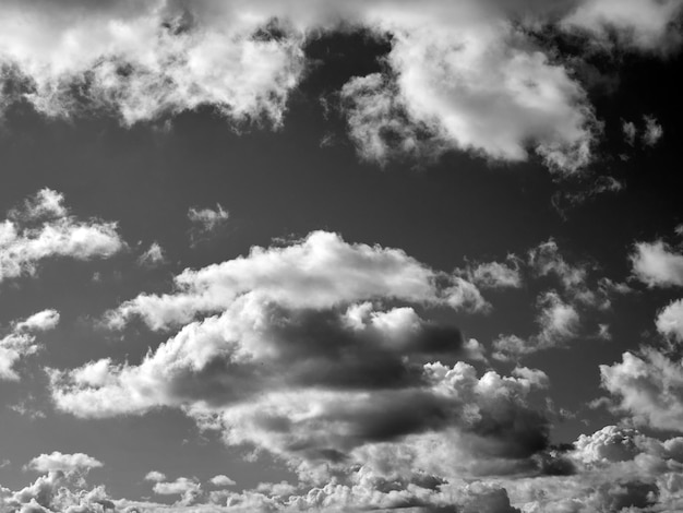 Nubes blancas y negras en el fondo del cielo