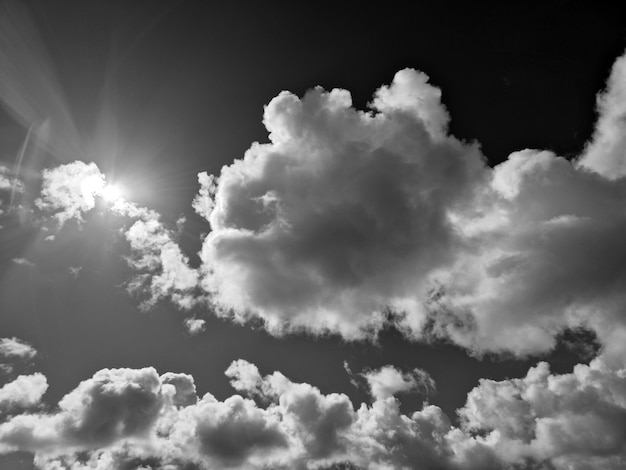 Nubes blancas y negras en el fondo del cielo