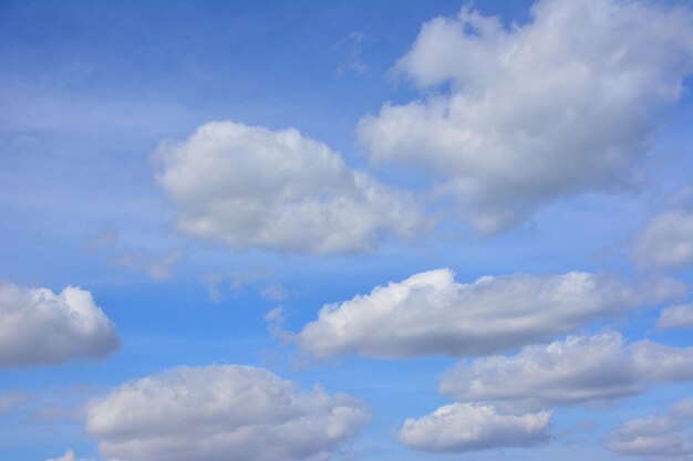 nubes blancas ovaladas volando sobre el cielo azul de cerca