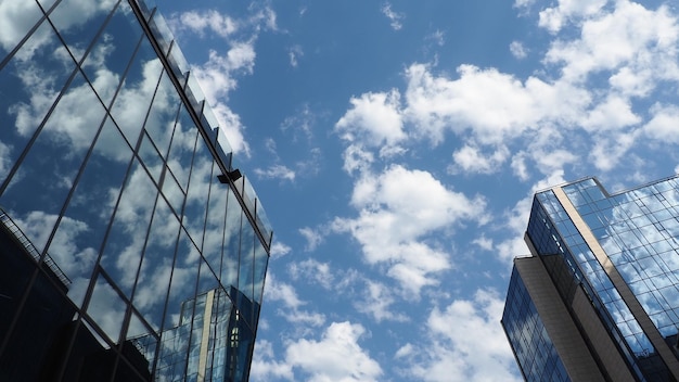 nubes blancas en la pared de vidrio Rascacielos de la ciudad Arquitectura y edificios de vidrio modernos