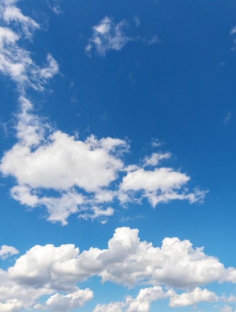 Nubes blancas rizadas en el cielo azul en tiempo soleado