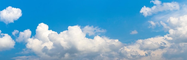 Nubes blancas y rizadas en el cielo azul en un tiempo soleado