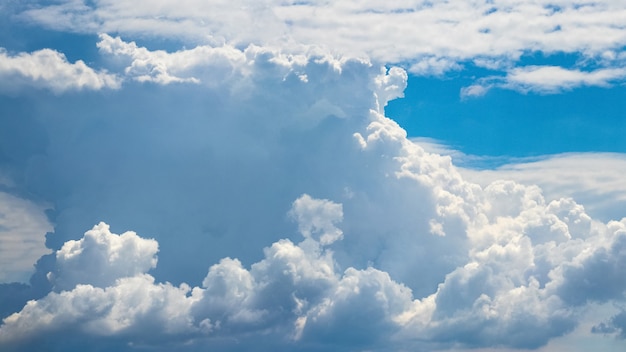 Nubes blancas rizadas en el cielo azul en tiempo soleado