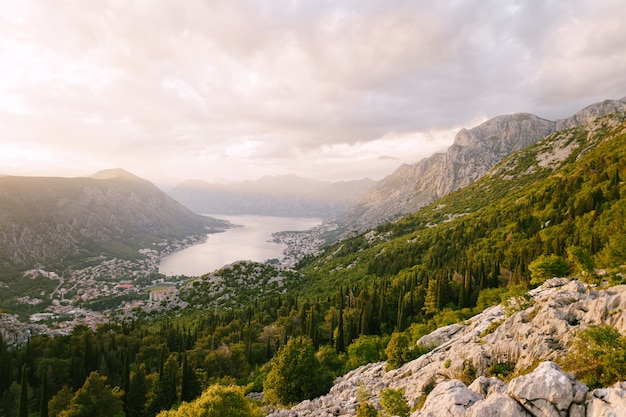 Nubes blancas sobre la bahía de kotor monte lovcen montenegro