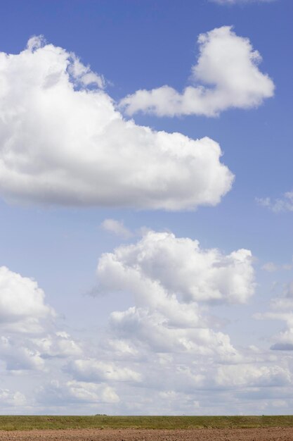 nubes blancas sobre el campo en un día soleado