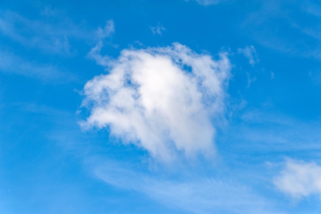 Nubes blancas sobre un cielo azul en el cálido otoño. Fondo natural para la creatividad y el diseño.