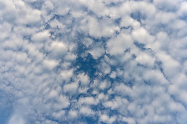 Nubes blancas sobre cielo azul Cielo de fondo con nubes