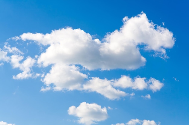 Nubes blancas sobre el cielo azul en el día