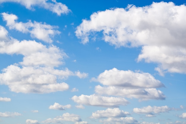 Nubes blancas sobre el cielo azul en el día