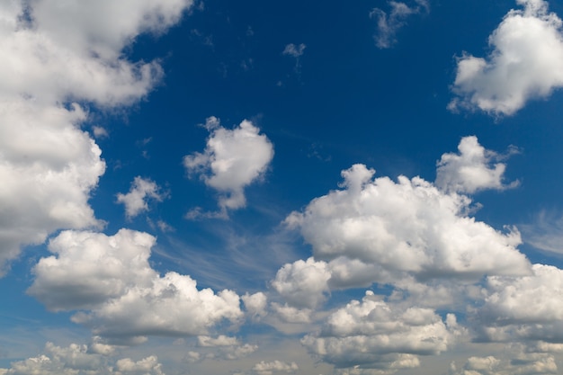 Nubes blancas sobre un cielo azul.