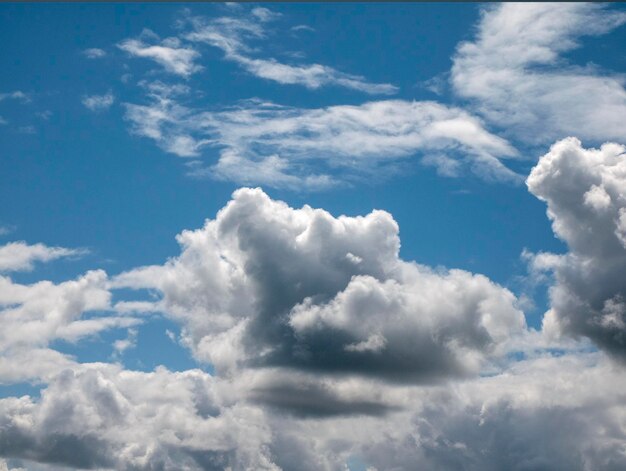 Nubes blancas sobre el cielo de verano al atardecer Fondo de nubes cumulus esponjosas