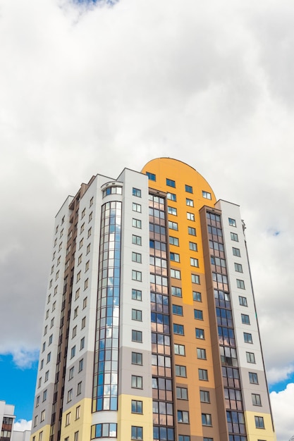 Nubes blancas sobre edificios coloridos Nubes que pasan sobre edificios de apartamentos Bloque de viviendas moderno y elegante de varios pisos