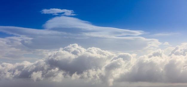 Nubes blancas sobre un fondo de cielo azul Espacio para texto