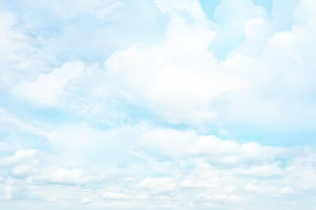 nubes blancas sobre fondo de cielo azul, papel tapiz estacional abstracto, atmósfera de día soleado