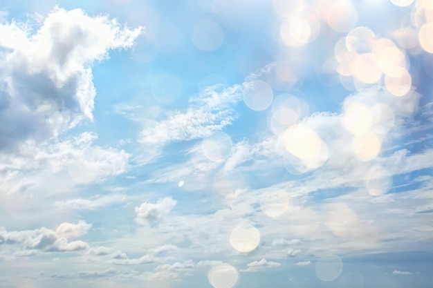 nubes blancas sobre fondo de cielo azul, papel tapiz estacional abstracto, atmósfera de día soleado