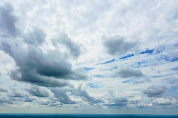 nubes blancas sobre fondo de cielo azul, papel tapiz estacional abstracto, atmósfera de día soleado