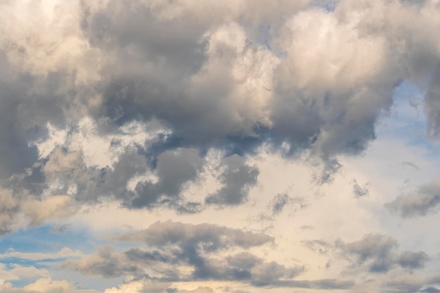 Nubes blancas sobre un fondo de cielo azul