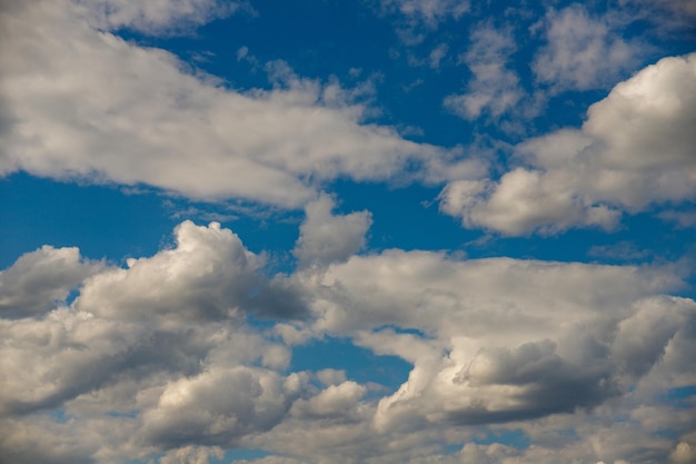 Foto nubes blancas sobre fondo de cielo azul