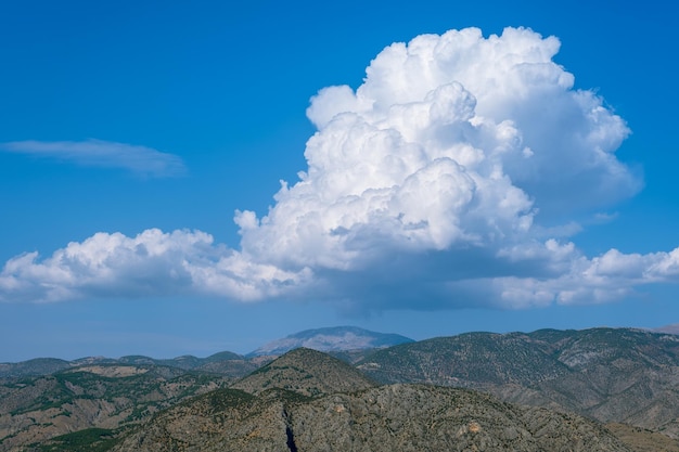 Foto nubes blancas sobre las montañas