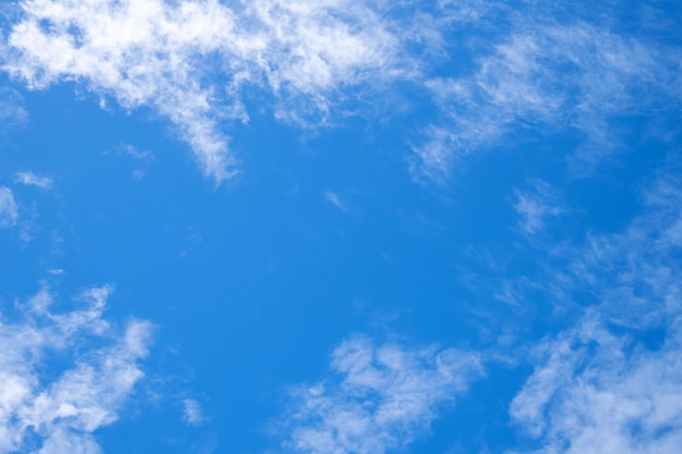 Nubes blancas suaves en el cielo azul