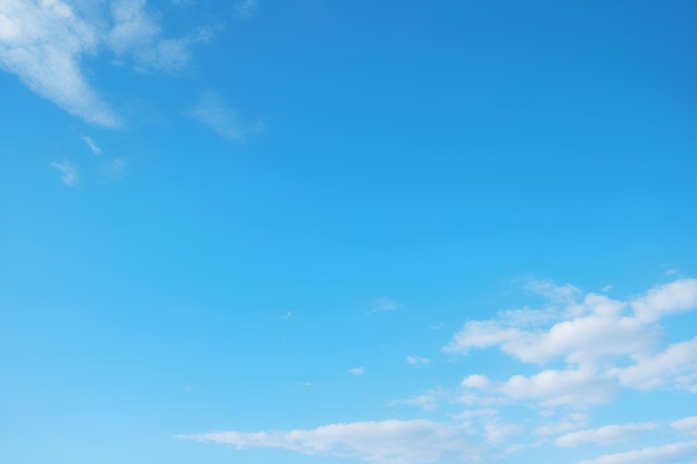 nubes blancas suaves en el fondo del cielo azul en un día de verano