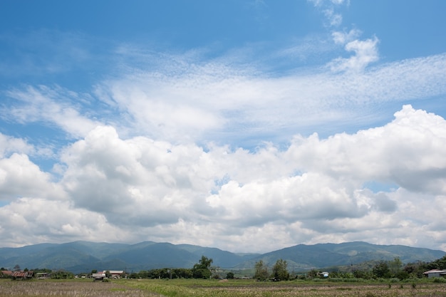 Las nubes blancas tienen una forma extraña y un campo