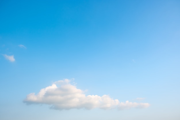 Las nubes blancas tienen una forma extraña.