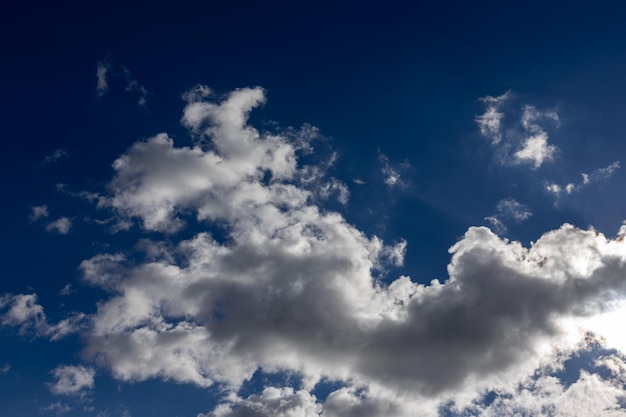 Nubes blancas vuelan en el cielo