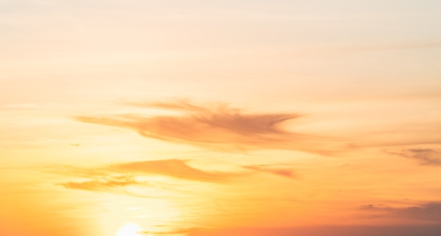 Nubes del cielo al atardecer en la noche en la hora dorada con fondo de cielo de luz solar naranja