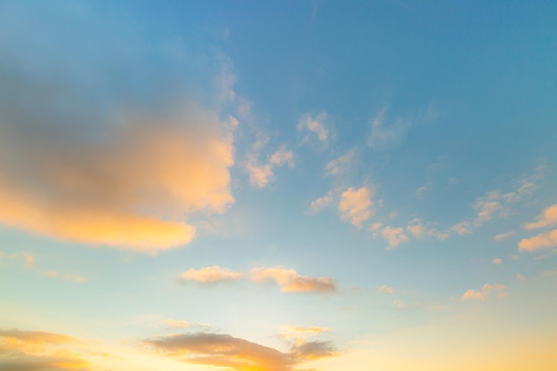 nubes y cielo amarillo fondo de cielo al atardecer cielo azul y naranja luz del sol a través del