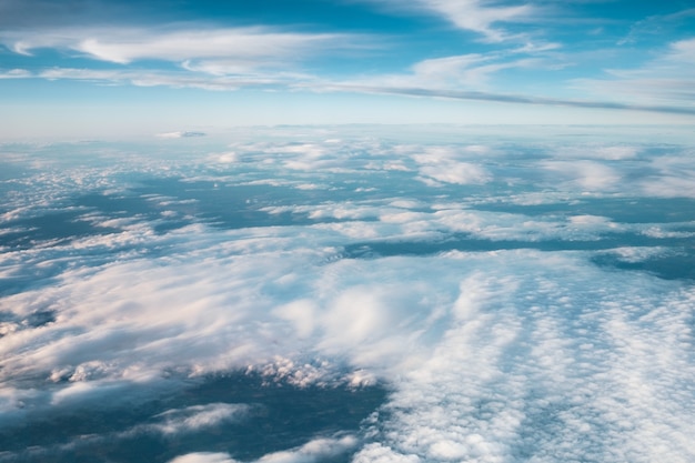 Nubes y cielo desde un avión de ventana.