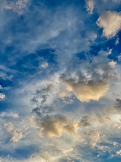 Nubes en el cielo azul al atardecer como fondo abstracto