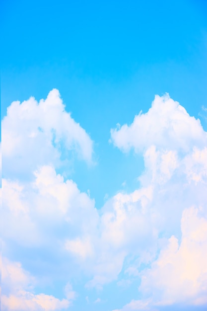 Nubes en el cielo azul con brecha en forma de corazón. Tarjeta de san valentin