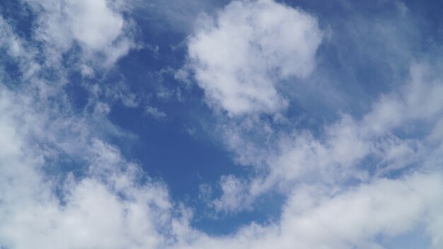 Nubes y cielo azul claro