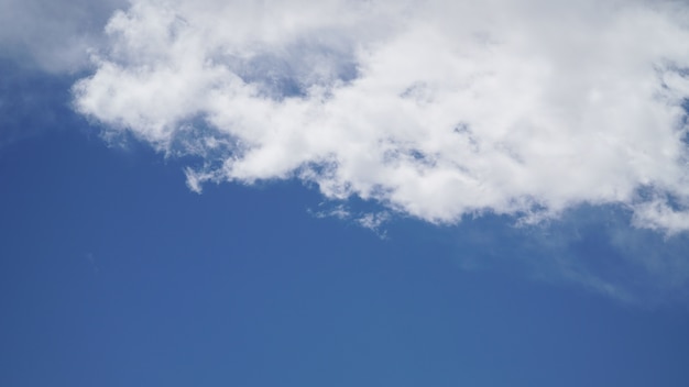 Nubes y cielo azul claro