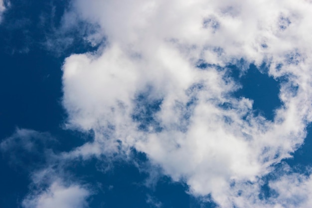 Foto nubes en el cielo azul como fondo