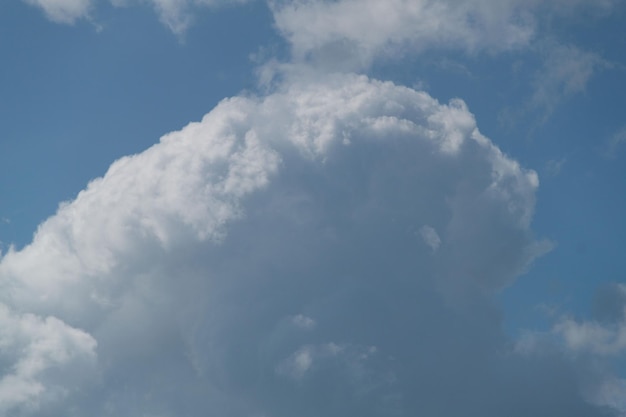 Nubes en el cielo azul en un día soleado Fondo de cielo soleado