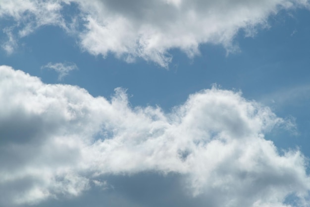 Nubes en el cielo azul en un día soleado Fondo de cielo soleado