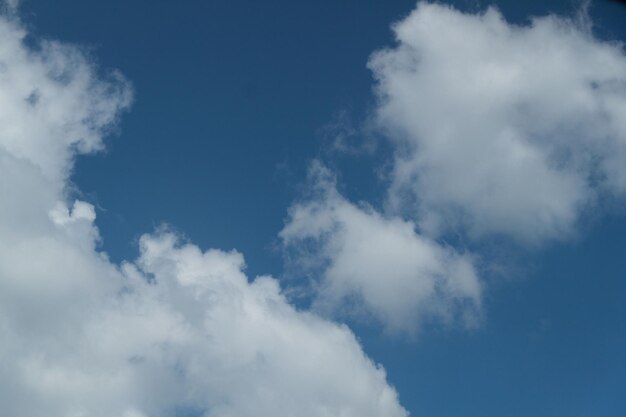 Nubes en el cielo azul en un día soleado Fondo de cielo soleado