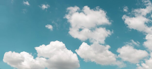 Foto nubes en el cielo azul en un día soleado paisaje natural con un buen tiempo