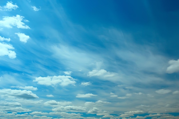 nubes cielo azul / fondo cielo azul limpio con nubes blancas concepto pureza y frescura de la naturaleza