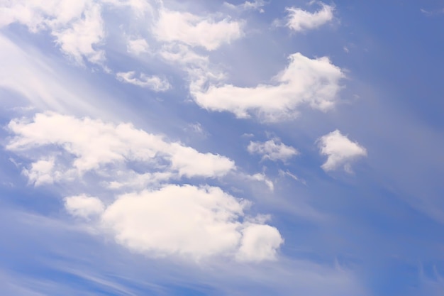 nubes cielo azul / fondo cielo azul limpio con nubes blancas concepto pureza y frescura de la naturaleza