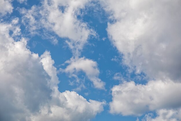 Nubes en el cielo azul. Fondo de naturaleza cloudscape