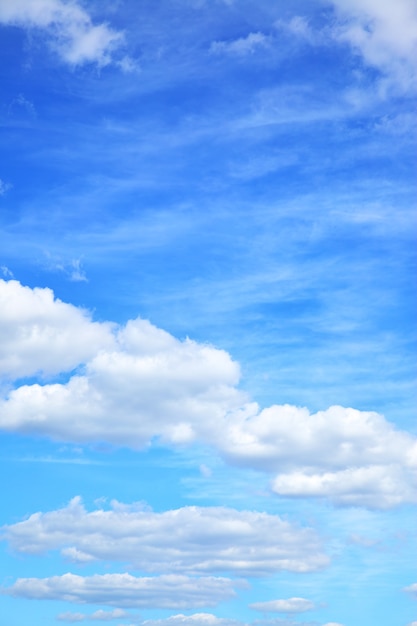 Nubes en el cielo azul - fondo con nubes