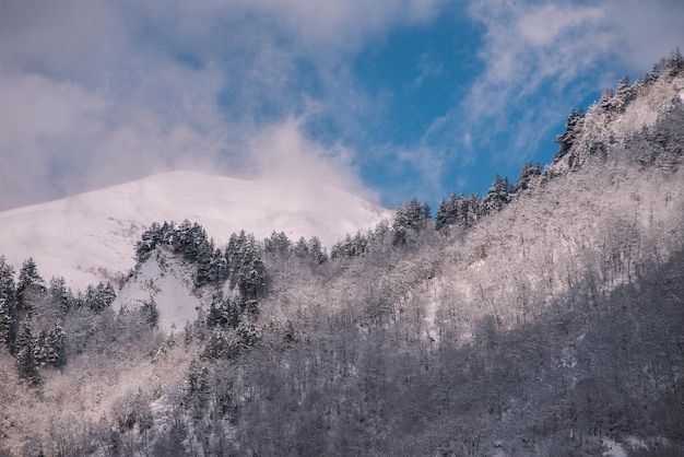 nubes y cielo azul en las montañas nevadas