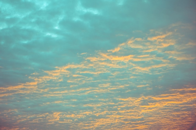 Nubes de cielo azul y naranja al atardecer o amanecer