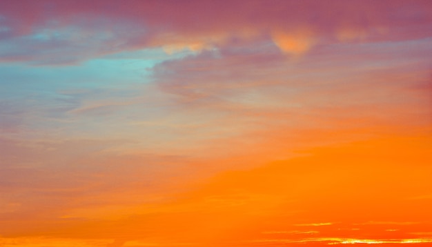 Foto nubes de cielo azul y naranja al atardecer o amanecer