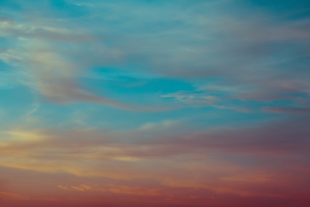 Nubes de cielo azul y naranja al atardecer o amanecer