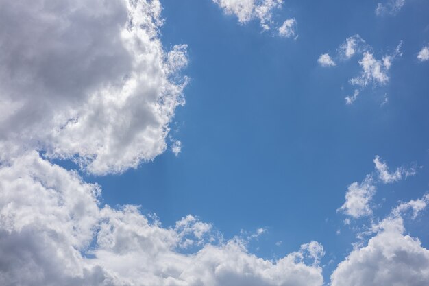 Foto nubes en un cielo azul en primavera